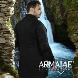 Schwarzer Gambeson geknöpft auf https://armatae.shop