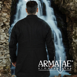 Schwarzer Gambeson geknöpft auf https://armatae.shop