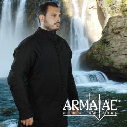 Schwarzer Gambeson geknöpft auf https://armatae.shop