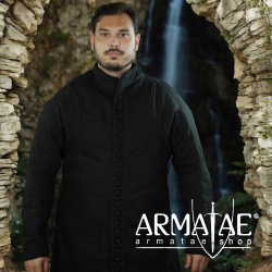 Schwarzer Gambeson geknöpft auf https://armatae.shop