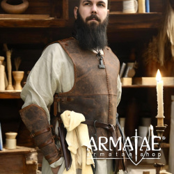 Armschützer Sindri aus Fettleder, Braun auf https://armatae.shop