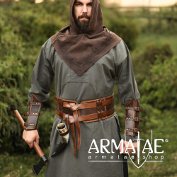 Leder Armschützer Arnulf mit Schnallen auf https://armatae.shop