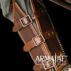 Leder Armschützer Arnulf mit Schnallen auf https://armatae.shop