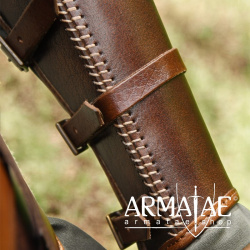 Leder Armschützer Arnulf mit Schnallen auf https://armatae.shop