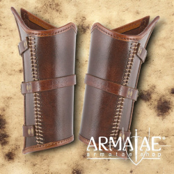 Leder Armschützer Arnulf mit Schnallen auf https://armatae.shop