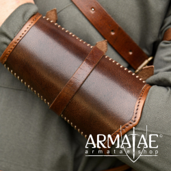 Leder Armschützer Arnulf mit Schnallen auf https://armatae.shop