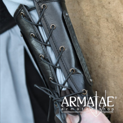 Leder Armschützer Balor mit Metall, Schwarz auf https://armatae.shop