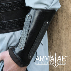 Leder Armschützer Balor mit Metall, Schwarz auf https://armatae.shop