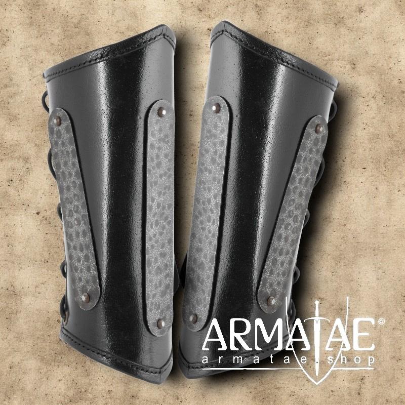 Leder Armschützer Balor mit Metall, Schwarz auf https://armatae.shop