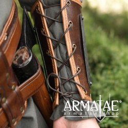 Leder Armschützer Balor mit Metall, Braun auf https://armatae.shop