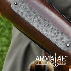 Leder Armschützer Balor mit Metall, Braun auf https://armatae.shop