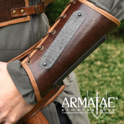 Leder Armschützer Balor mit Metall, Braun auf https://armatae.shop