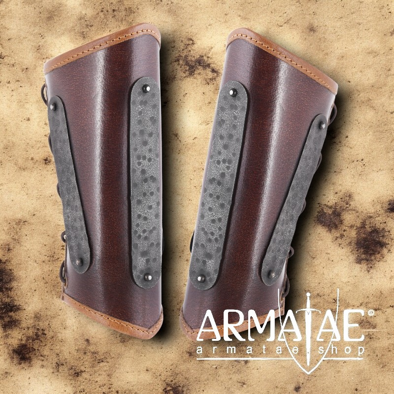 Leder Armschützer Balor mit Metall, Braun auf https://armatae.shop