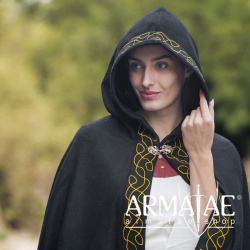 Bestickter Wollumhang mit Kapuze und fein verzierter Messingschließe auf https://armatae.shop