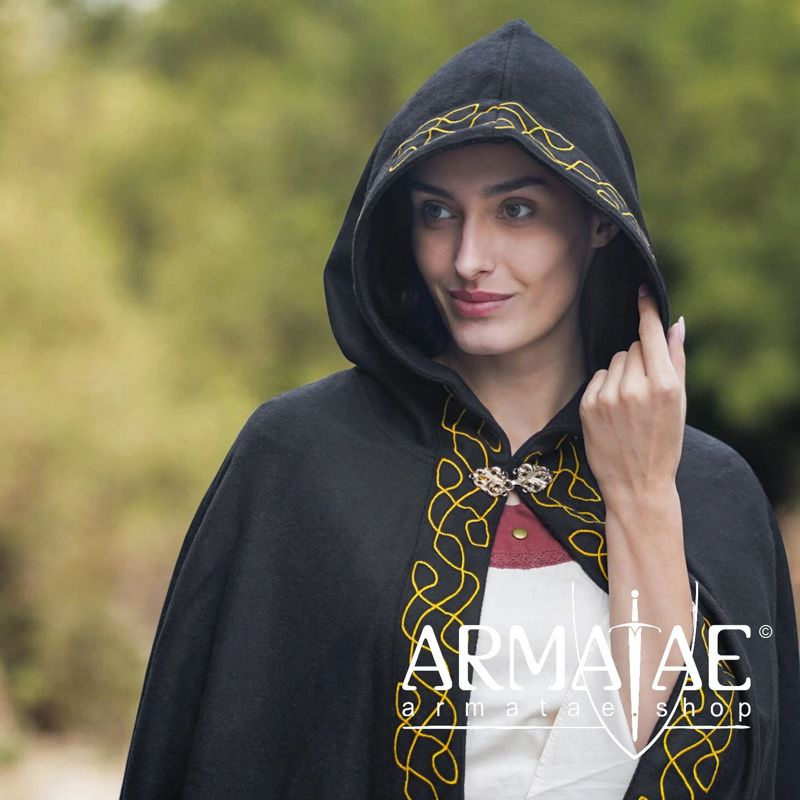 Bestickter Wollumhang mit Kapuze und fein verzierter Messingschließe auf https://armatae.shop Bestickter Wollumhang mit Kapuze und fein verzierter Messingschließe auf https://armatae.shop