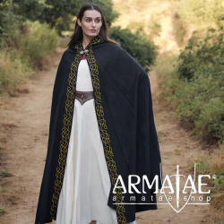 Bestickter Wollumhang mit Kapuze und fein verzierter Messingschließe auf https://armatae.shop