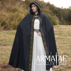 Bestickter Wollumhang mit Kapuze und fein verzierter Messingschließe auf https://armatae.shop