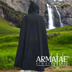 Bestickter Wollumhang mit Kapuze und fein verzierter Messingschließe auf https://armatae.shop