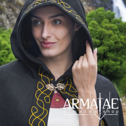 Bestickter Wollumhang mit Kapuze und fein verzierter Messingschließe auf https://armatae.shop