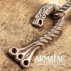 Keltischer Drachenumhangverschluss auf https://armatae.shop