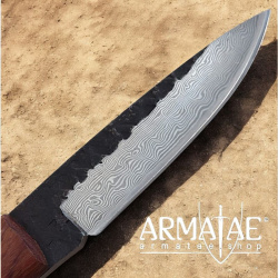 Damast Gebrauchsmesser mit Rosenholzgriff und Lederscheide auf https://armatae.shop