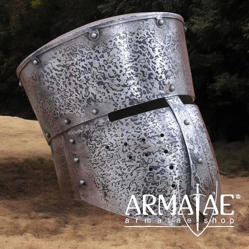 Antiker, mittelalterlicher Kreuzritterhelm mit gepolstertem Innenfutter auf https://armatae.shop Antiker, mittelalterlicher Kreuzritterhelm mit gepolstertem Innenfutter auf https://armatae.shop