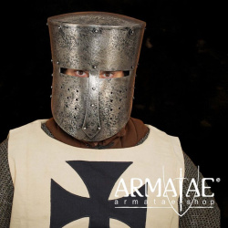 Antiker, mittelalterlicher Kreuzritterhelm mit gepolstertem Innenfutter auf https://armatae.shop