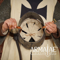 Antiker, mittelalterlicher Kreuzritterhelm mit gepolstertem Innenfutter auf https://armatae.shop