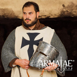 Antiker, mittelalterlicher Kreuzritterhelm mit gepolstertem Innenfutter auf https://armatae.shop