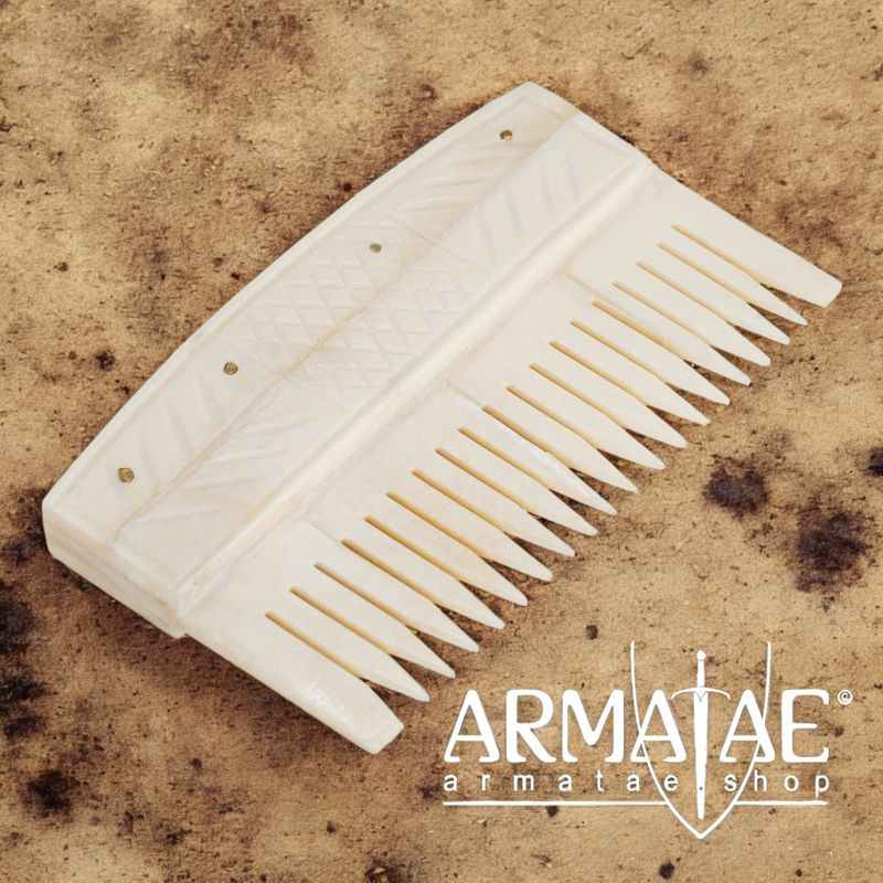 Authentischer mittelalterlicher Haarkamm - Handgefertigtes Accessoire aus echtem Knochen auf https://armatae.shop Authentischer mittelalterlicher Haarkamm - Handgefertigtes Accessoire aus echtem Knochen auf https://armatae.shop