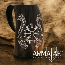Bierkrug aus echtem Horn mit Vegvisir und Zwillingsdrachen - 500 bis 600 ml auf https://armatae.shop