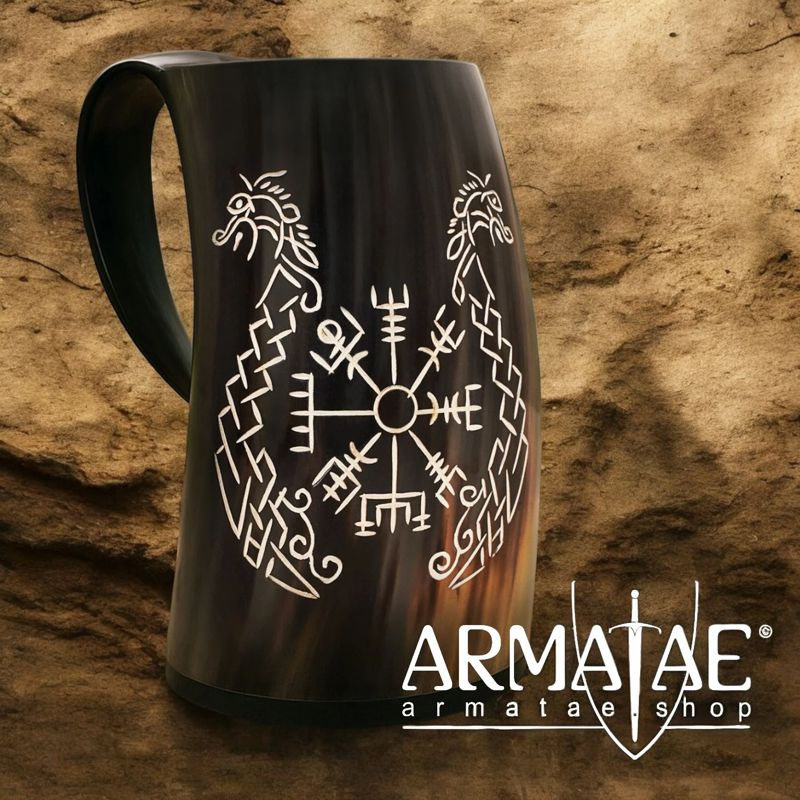 Bierkrug aus echtem Horn mit Vegvisir und Zwillingsdrachen - 500 bis 600 ml auf https://armatae.shop Bierkrug aus echtem Horn mit Vegvisir und Zwillingsdrachen - 500 bis 600 ml auf https://armatae.shop