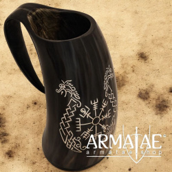 Bierkrug aus echtem Horn mit Vegvisir und Zwillingsdrachen - 500 bis 600 ml auf https://armatae.shop