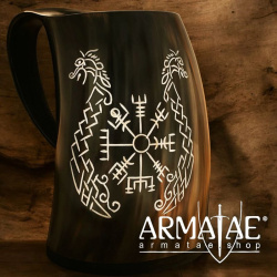 Bierkrug aus echtem Horn mit Vegvisir und Zwillingsdrachen - 500 bis 600 ml auf https://armatae.shop