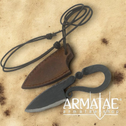Handgeschmiedetes Neck-Knife mit Lederscheide und Lederhalsband auf https://armatae.shop