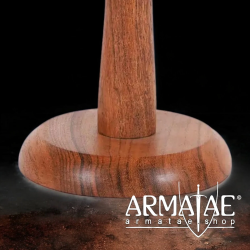Helmständer aus Holz ca. 37 cm hoch auf https://armatae.shop
