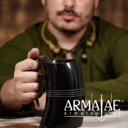 Handgefertigter Bierkrug aus echtem Ochsenhorn auf https://armatae.shop