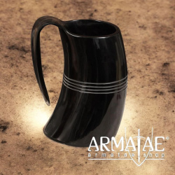 Handgefertigter Bierkrug aus echtem Ochsenhorn auf https://armatae.shop