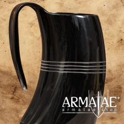Handgefertigter Bierkrug aus echtem Ochsenhorn auf https://armatae.shop