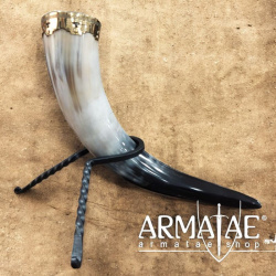 Handgeschmiedeter Trinkhornständer - Rustikales Mittelalter Zubehör auf https://armatae.shop