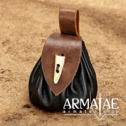 Gürtel-Lederbeutel mit Knebelknopf aus Bein auf https://armatae.shop