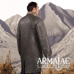 Kettenhemd Hauberk – 9 mm keilvernietete Flachringe aus Stahl auf https://armatae.shop