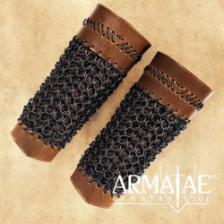 Lederarmschützer mit Kettenverstärkung auf https//armatae.shop