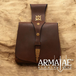 Ledergürteltasche mit Verzierungen aus Messing auf https://armatae.shop