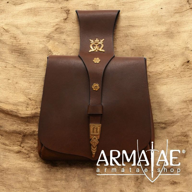 Ledergürteltasche mit Verzierungen aus Messing auf https://armatae.shop Ledergürteltasche mit Verzierungen aus Messing auf https://armatae.shop