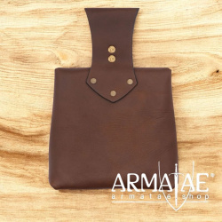 Ledergürteltasche mit Verzierungen aus Messing auf https://armatae.shop