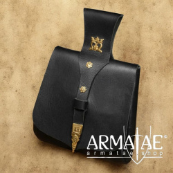Ledergürteltasche mit Verzierungen aus Messing auf https://armatae.shop