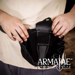 Mittelalterliche Gürteltasche mit echtem Hornverschluss auf https://armatae.shop