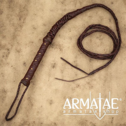Lederpeitsche – Handarbeit mit Messingnieten auf https://armatae.shop