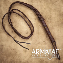 Lederpeitsche – Handarbeit mit Messingnieten auf https://armatae.shop